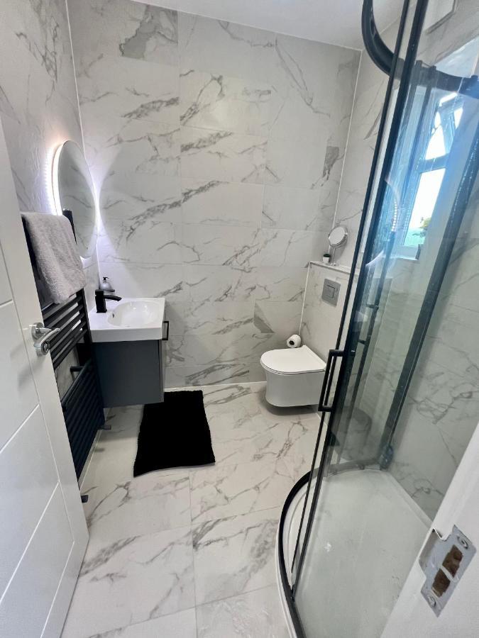 Willa Wembley Stadium 5 Star Brand New Luxury Sleeps 14 With Parking Londyn Zewnętrze zdjęcie